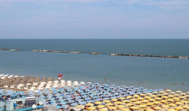 Büyük renkli ve boş banyo yerleri, yaz tatilleri bitti.