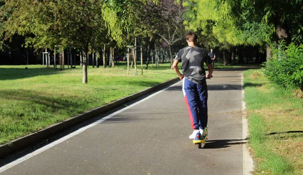 Indo Redor Cidade Com Uma Scooter Elétrica Uma Nova Moda — Fotografia de Stock