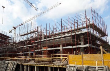 Yazın inşaat sahasında çalışmalar sürüyor - evler ve ofisler inşa ediliyor