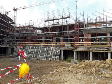 Yazın inşaat sahasında çalışmalar sürüyor - evler ve ofisler inşa ediliyor