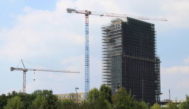 Yazın inşaat sahasında ev ve ofis inşaatı devam ediyor.