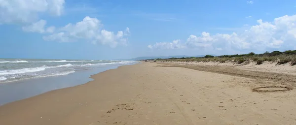 九月份的沙滩和汹涌大海 — 图库照片