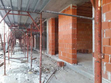 Sonbaharda inşaat sahasında çalışma sürüyor