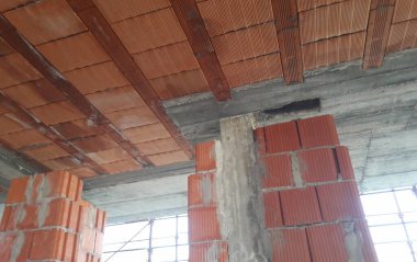 Sonbaharda inşaat sahasında çalışma sürüyor