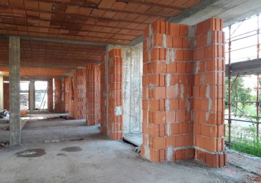 Sonbaharda inşaat sahasında çalışma sürüyor