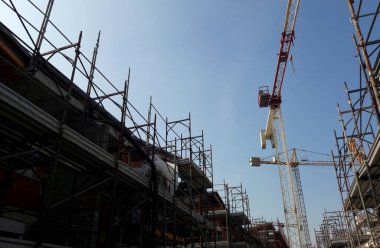 Yazın inşaat sahasında ev ve ofis inşaatı devam ediyor.