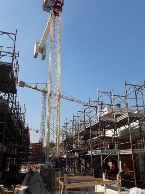 Yazın inşaat sahasında ev ve ofis inşaatı devam ediyor.