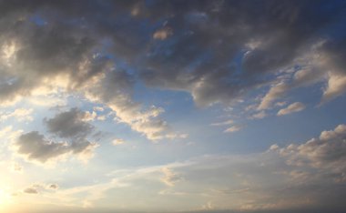 Sonbaharda gökyüzü ve bulutlar