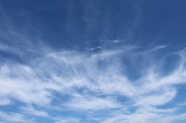 Sonbaharda gökyüzü ve bulutlar