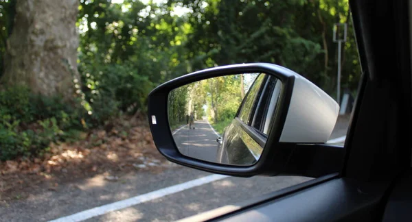 Sonbaharda arabayla seyahat eden turist ya da gezgin