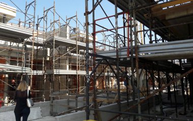 Yazın inşaat sahasında ev ve ofis inşaatı devam ediyor.