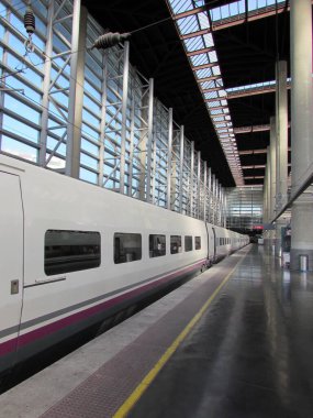 Bir Avrupa şehrindeki tren istasyonu