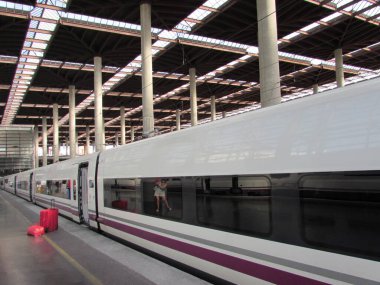 Bir Avrupa şehrindeki tren istasyonu