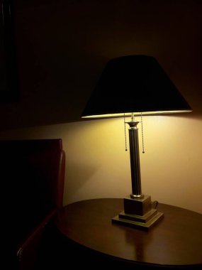 Oturma odasında atmosfer yaratan bir lamba dizayn et.