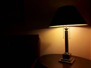 Oturma odasında atmosfer yaratan bir lamba dizayn et.