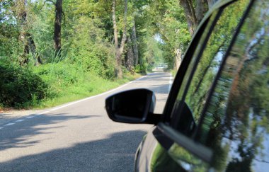 Sonbaharda arabayla seyahat eden turist ya da gezgin