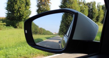 Sonbaharda arabayla seyahat eden turist ya da gezgin