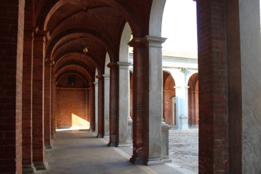 Milano 'daki bir kilisenin tuğla sütunları.