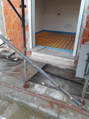 İnşaat alanında yer altı ısıtması.