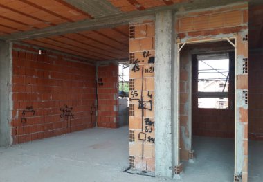 İnşaat sahasında ev ve ofis inşaatı devam ediyor.