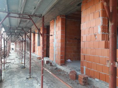 İnşaat sahasında ev ve ofis inşaatı devam ediyor.