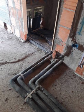 İnşaat sahasında ev ve ofis inşaatı devam ediyor.