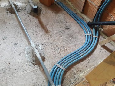 İnşaat sahasında ev ve ofis inşaatı devam ediyor.