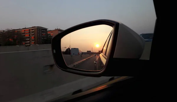 Mit Dem Auto Bei Sonnenuntergang Unterwegs Rückspiegel — Stockfoto