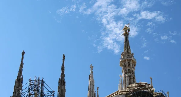 秋のミラノ大聖堂の黄金のマドンナ — ストック写真