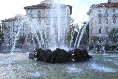 Sonbaharda şehir merkezindeki büyük bir çeşmeye su fışkırıyor.