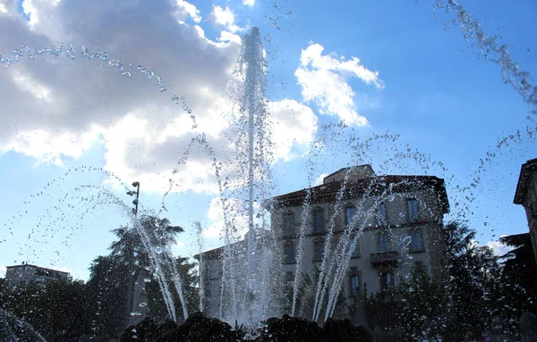 秋天的时候 河水涌进市中心的一个大喷泉 — 图库照片