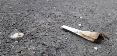 Sokağa atılmış esrarla yapılmış bir sigara israfı.