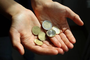 Bir çocuğun ellerinde Euro sikkeleri