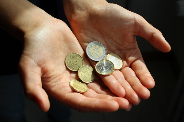 Монеты евро в руках мальчика