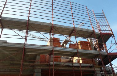 İnşaat sahasında ev ve ofis inşaatı devam ediyor.