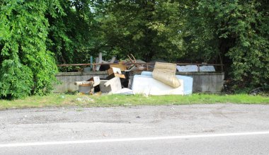 Sokaklara kötü muamele, kabalık.