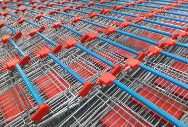 Alışveriş merkezinde tramvayla alışveriş yapmak.