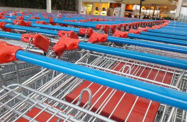 Alışveriş merkezinde tramvayla alışveriş yapmak.