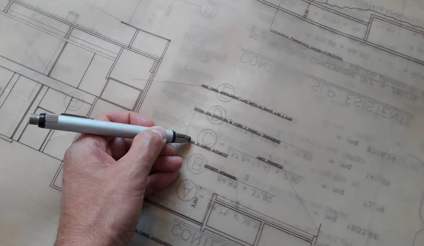 건축가는 연필로 자유롭게 설계하고 있습니다 — 스톡 사진