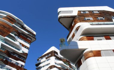 Milan, İtalya - 30 Ekim 2020 - İtalya 'nın Milano kentindeki modern bina