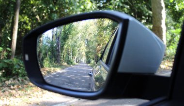 Sonbaharda arabayla seyahat eden turist ya da gezgin