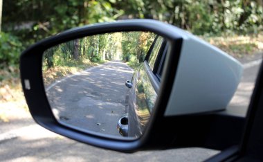 Sonbaharda arabayla seyahat eden turist ya da gezgin