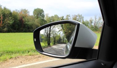 Sonbaharda arabayla seyahat eden turist ya da gezgin