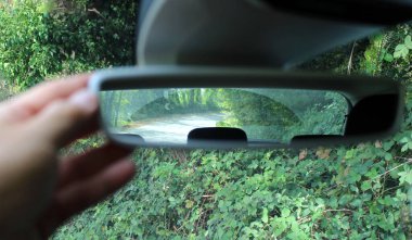 Sonbaharda arabayla seyahat eden turist ya da gezgin