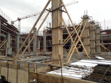 İnşaat sahasında ev ve ofis inşaatı devam ediyor.