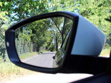 Bir sonbahar gününde kendi arabanla seyahat etmek.