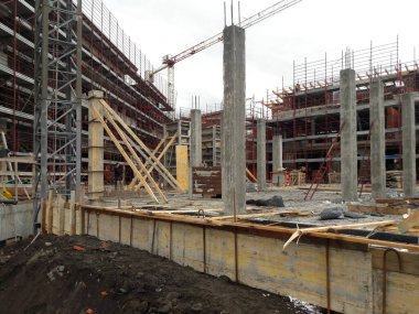 İnşaat sahasında ev ve ofis inşaatı devam ediyor.