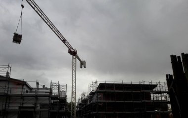 İnşaat sahasında ev ve ofis inşaatı devam ediyor.