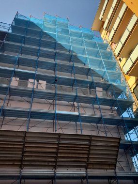 Enerji verimliliğini artırmak amacıyla bir kondominyumun yenilenmesi konulu bir inşaat sahasında çalışma sürüyor