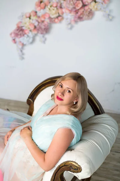 Mooie Glamour Zwangere Vrouw Een Kleurrijke Gezwollen Jurk Zit Bank Stockfoto